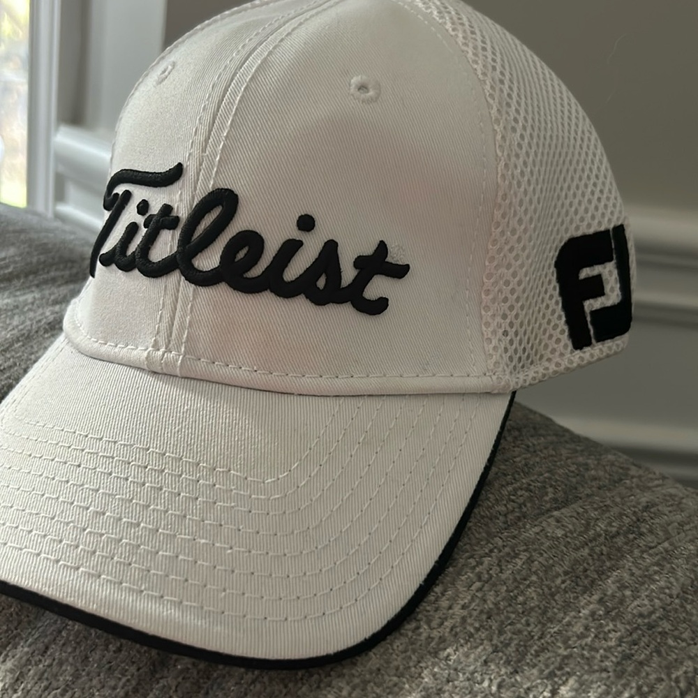 Titleist FJ Mesh Fitted Golf Baseball Hat Cap White Black Small/Medium New Era